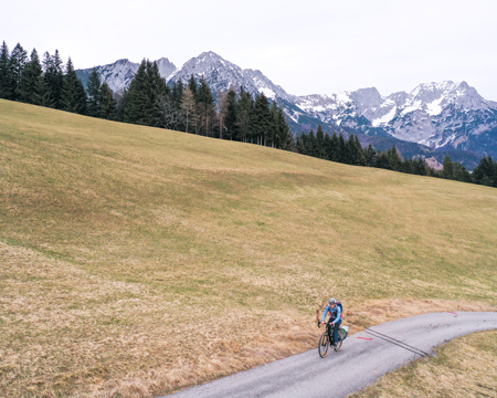 Fahrradfahrer in Gebirge