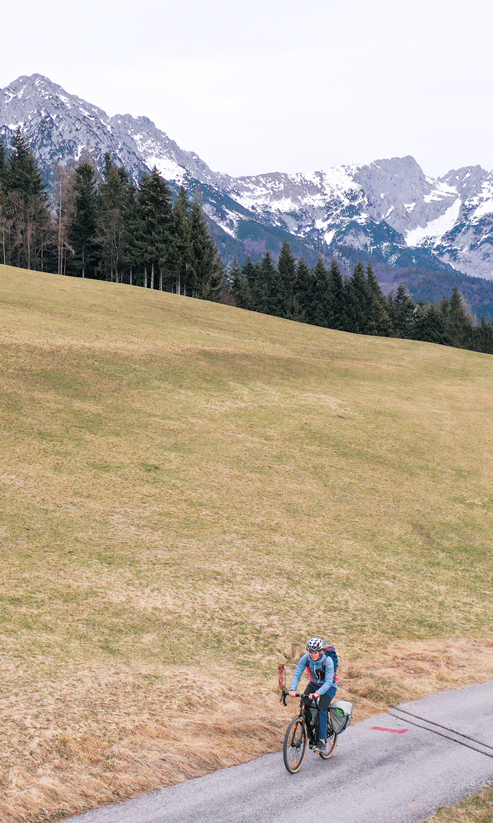 Fahrradfahrer in Gebirge