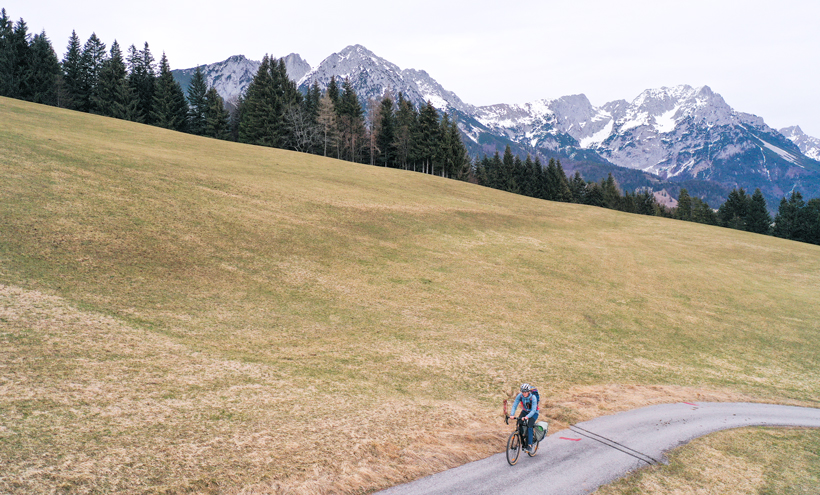 Fahrradfahrer in Gebirge